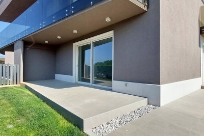 Poreč-Parenzo - nuovo appartamento di 74 m2 al piano terra con giardino 2