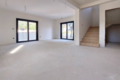 Poreč-Parenzo, nuovo appartamento su due piani di 133 m2 con giardino di circa 300 m2 2