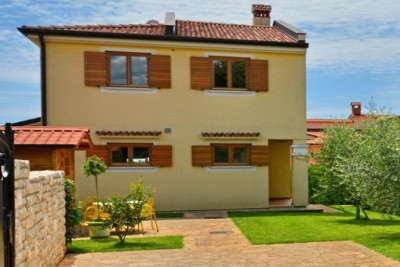 A semi-detached house with a swimming pool in the vicinity of Poreč 1