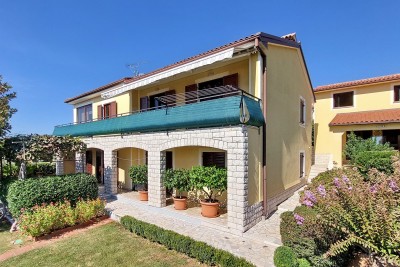 Istra, Poreč, samostojeća kuća s 2 stana i velikom okućnicom u okolici Poreča 1