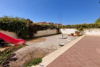 Istra, namješteni stan u Poreču površine 77 m2 s vrtom 60 m2, 1 km od mora/plaže 2