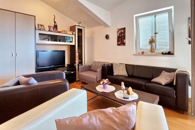 Poreč - iznajmljuje se stan površine 71 m2 s pogledom na more i zajedničkim bazenom 1