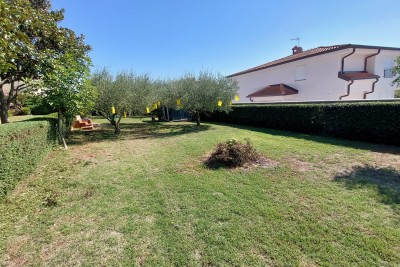 Istra, Poreč, samostojeća kuća s 2 stana i velikom okućnicom u okolici Poreča 5