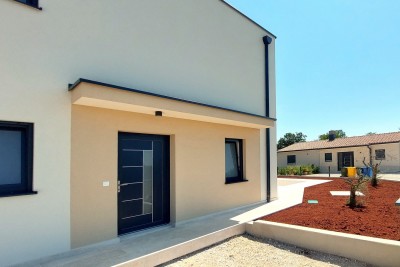 Nuova casa bifamiliare con piscina a Poreč-Parenzo 4