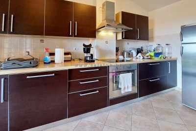 Poreč - iznajmljuje se stan površine 71 m2 s pogledom na more i zajedničkim bazenom 5