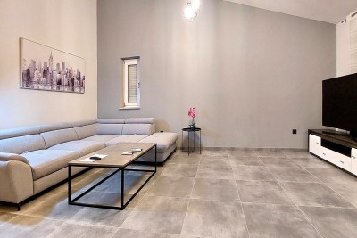 Poreč - iznajmljuje se kompletno renovirani stan površine 88 m2 s pogledom na more 2