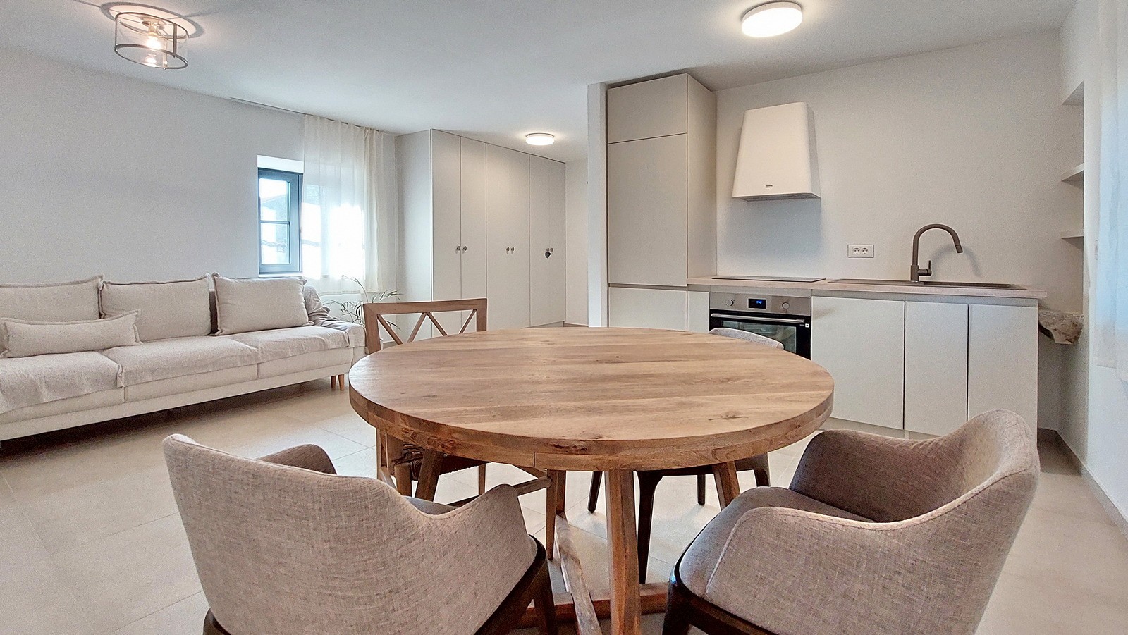 Poreč - okolica, kompletno renovirani dvoetažni stan površine  85 m2