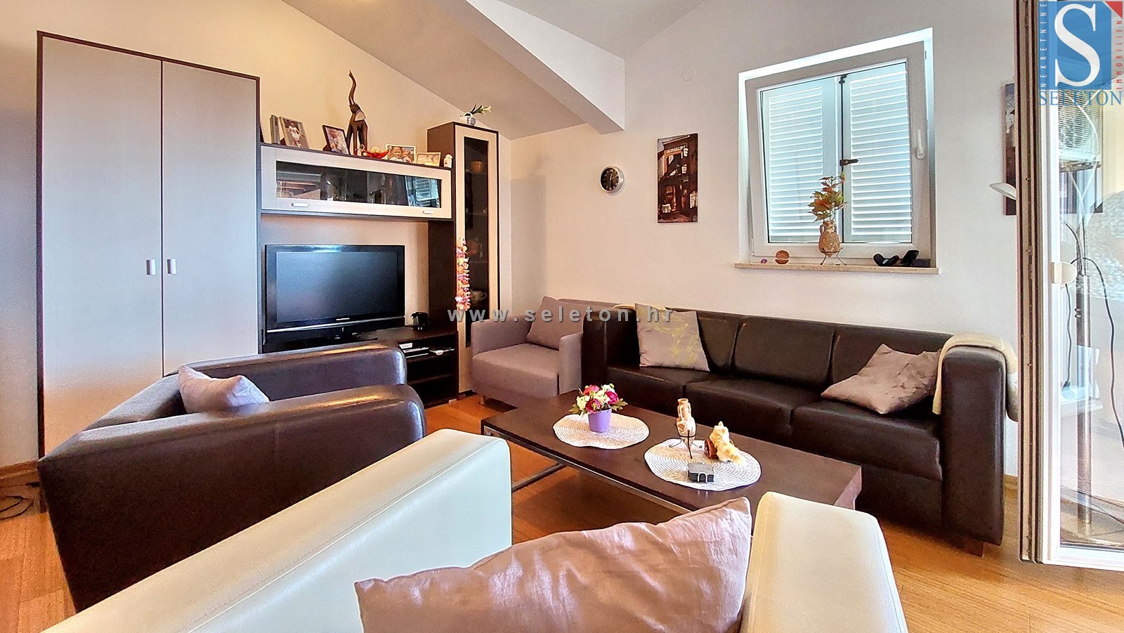 Poreč - iznajmljuje se stan površine 71 m2 s pogledom na more i zajedničkim bazenom