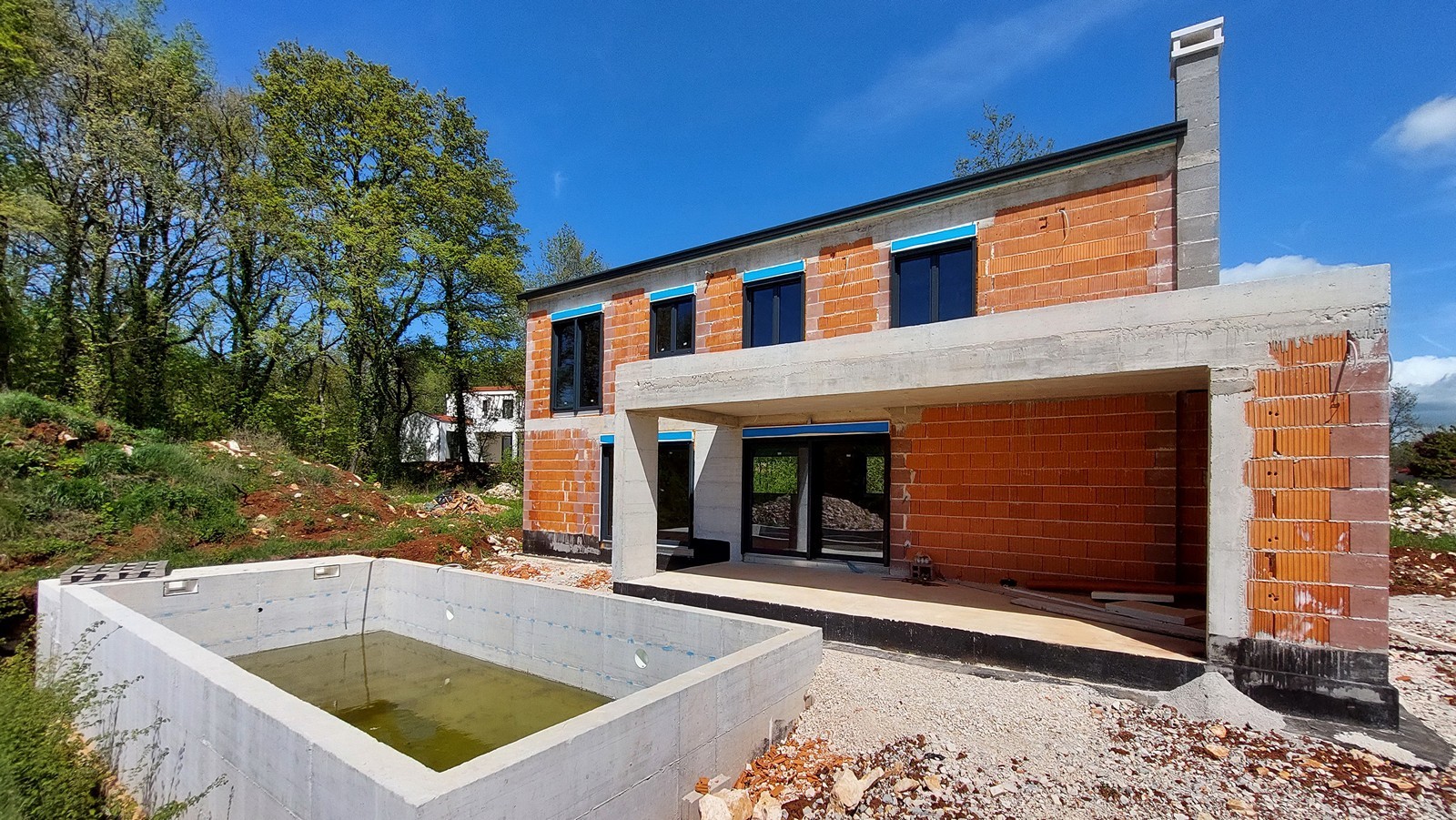 Freistehendes Haus von 169 m2 mit Swimmingpool im Bau