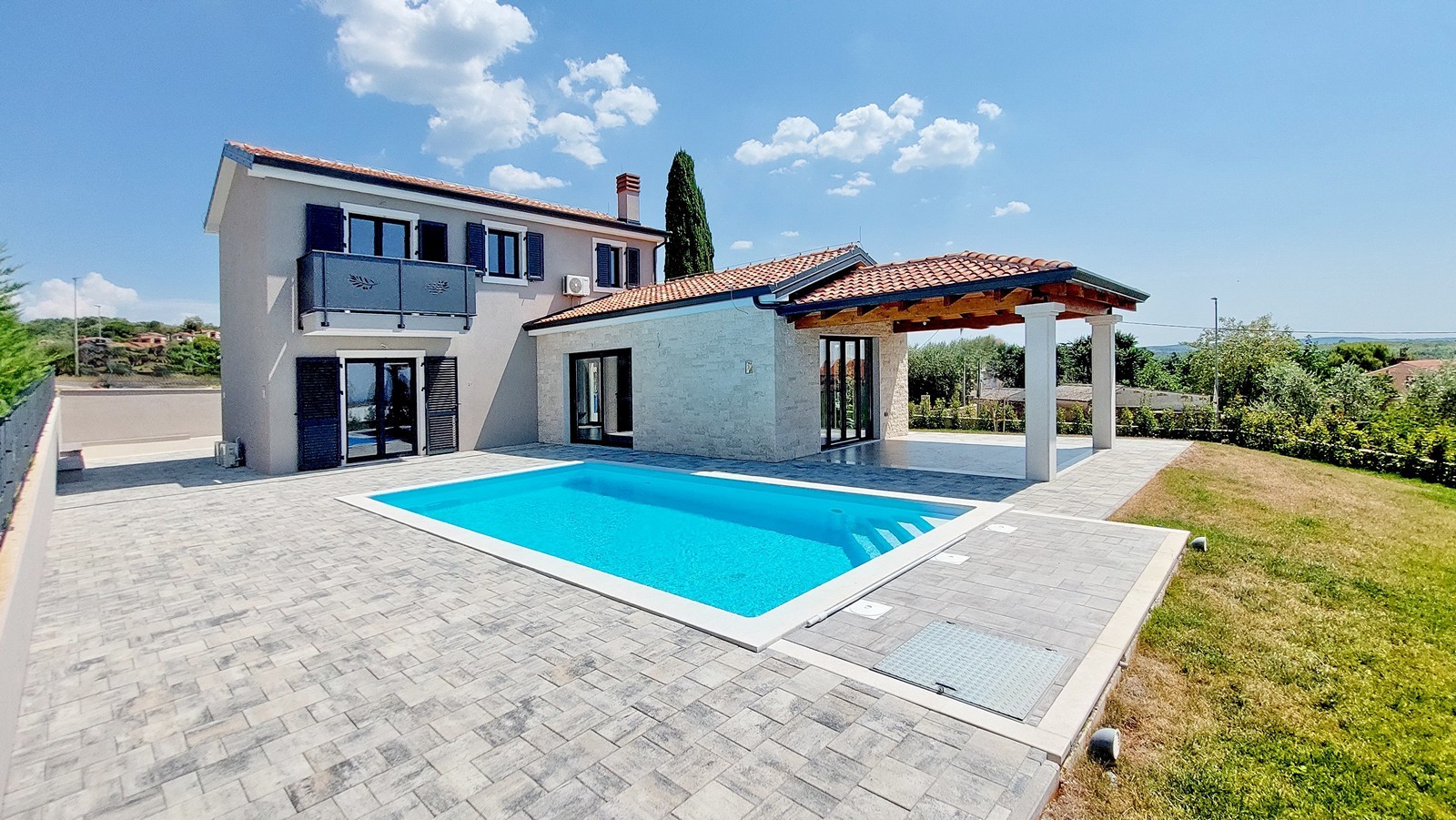 Istra, Poreč, nova kuća površine 146 m2 s bazenom i pogledom na more
