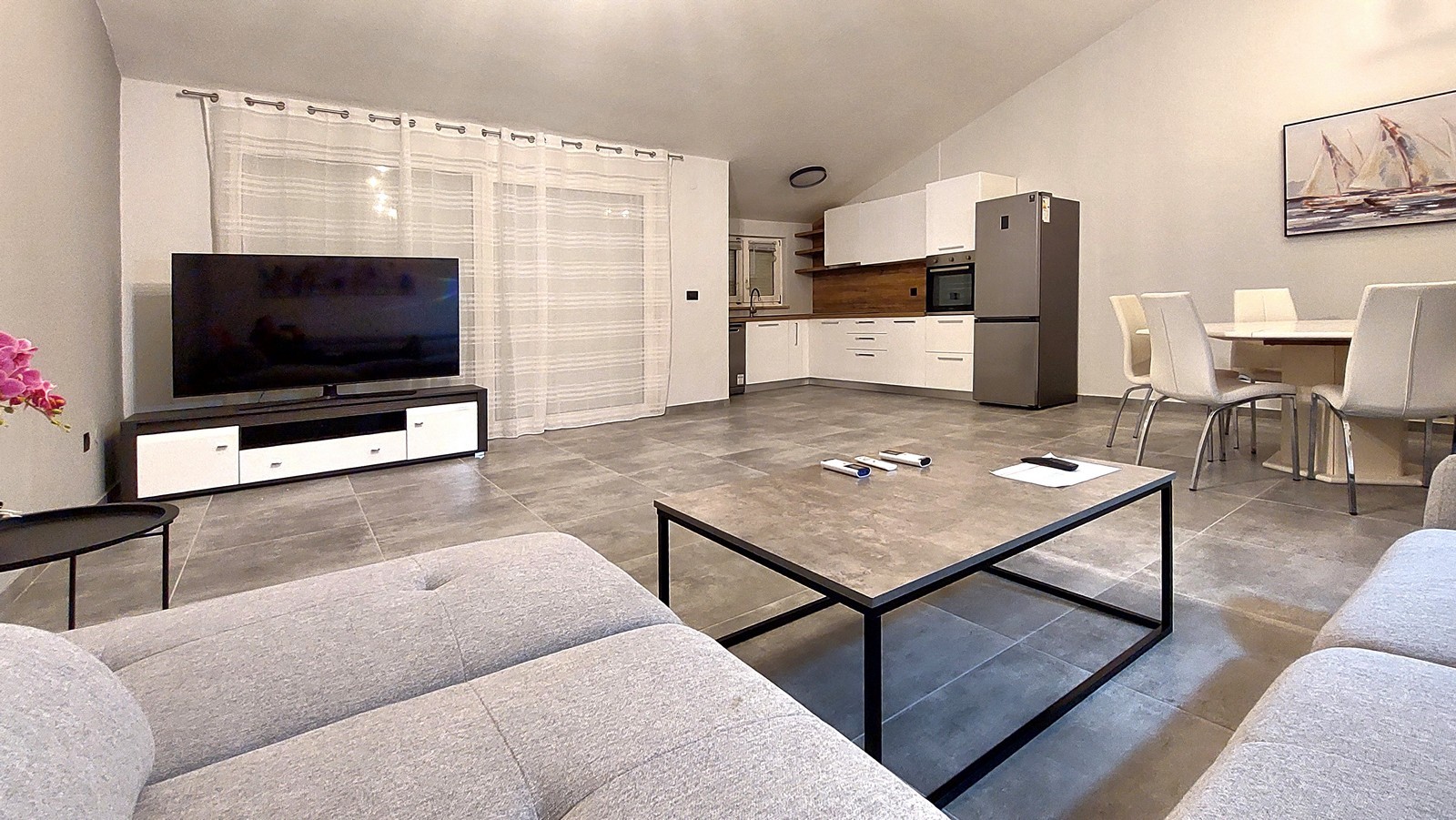 Poreč - iznajmljuje se kompletno renovirani stan površine 88 m2 s pogledom na more