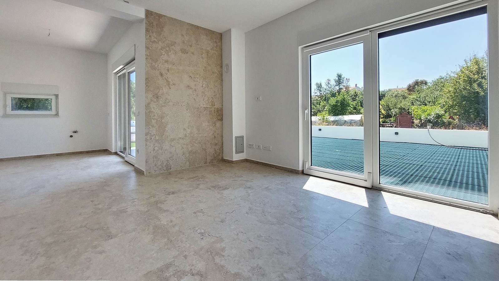 Poreč - novi stan od 76 m2 s vrtom, 2 parkinga
