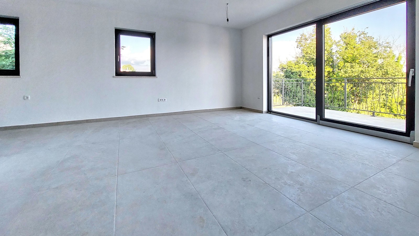 Nuovo appartamento nelle vicinanze di Poreč-Parenzo di 85 m2 con una grande terrazza sul tetto di 84 m2