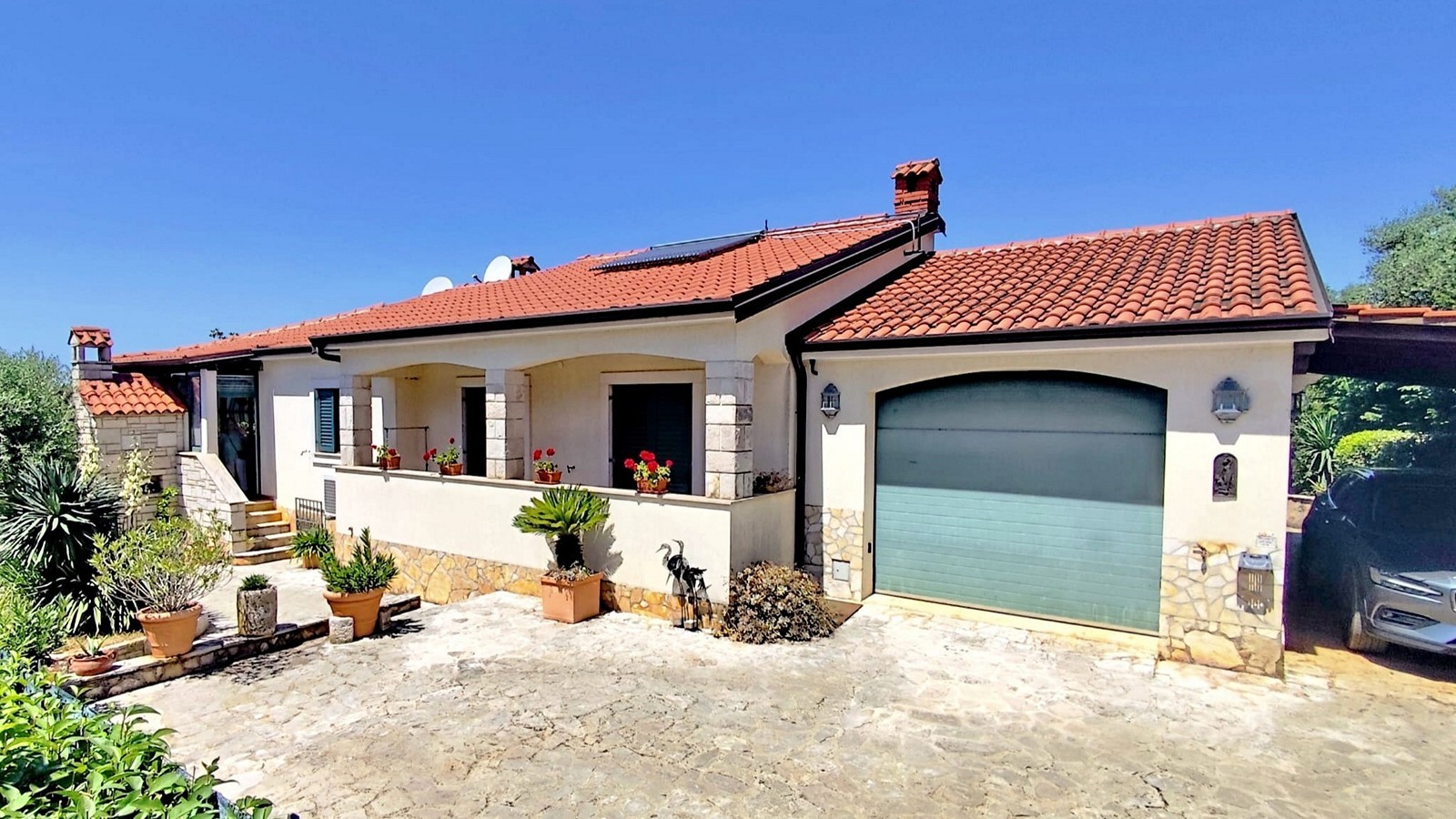 Istra, Poreč, samostojeća prizemnica površine 153 m2 s bazenom i garažom