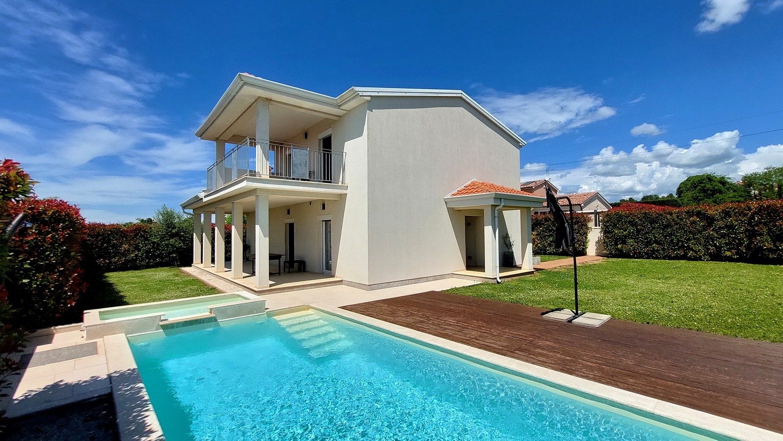 Poreč-okolica, samostojeća kuća površine 134 m2 s bazenom