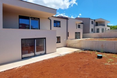 Poreč – Umgebung, neue Wohnung von 79 m2 mit private Garten von 75 m2, 2 Parkplätze 2