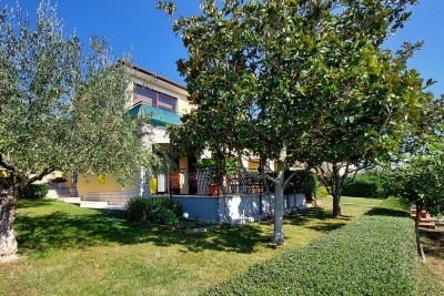 Istra, Poreč, samostojeća kuća s 2 stana i velikom okućnicom u okolici Poreča 3