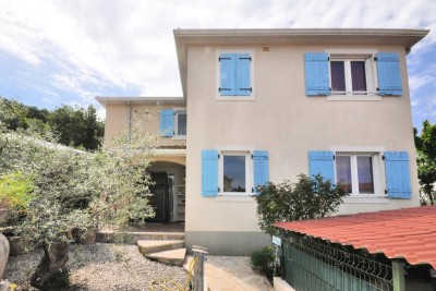 Poreč, samostojeća kuća od 180 m2 s bazenom, 2 stana 1