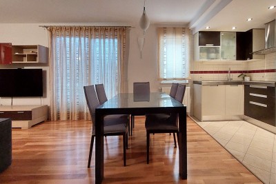 Istra, namješteni stan u Poreču površine 77 m2 s vrtom 60 m2, 1 km od mora/plaže 5