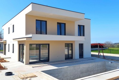 New semi-detached house with swimming pool in Poreč 1