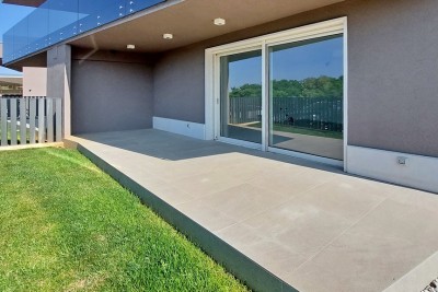 Poreč-Parenzo - nuovo appartamento di 74 m2 al piano terra con giardino 1