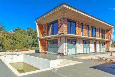Istrien, modernes Einfamilienhaus von 243 m2 mit einem 36 m2 großen Pool in der Nähe von Poreč – im Bau 1