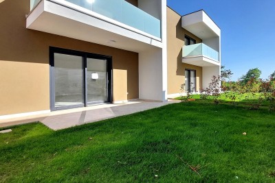 Poreč-Parenzo - un nuovo appartamento di 70 m2 con giardino 1