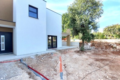 Poreč, new two-story apartment of 133 m2 with a garden of approx. 300 m2 2