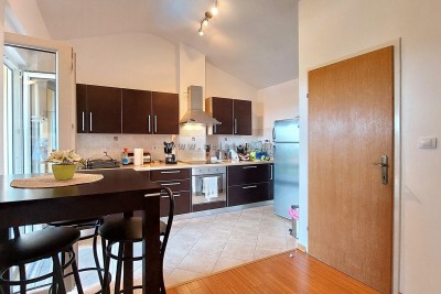 Poreč - iznajmljuje se stan površine 71 m2 s pogledom na more i zajedničkim bazenom 4