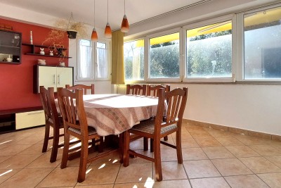 Furnished apartment of 116 m2 in the vicinity of Poreč, central heating, garden 74 m2, 2 parking spaces 4