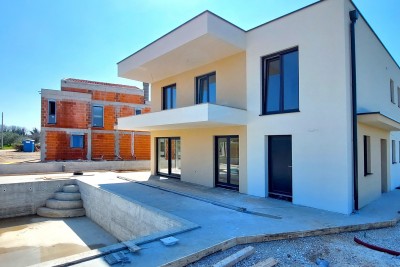 Nuova casa bifamiliare con piscina a Poreč-Parenzo 2