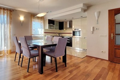 Istra, namješteni stan u Poreču površine 77 m2 s vrtom 60 m2, 1 km od mora/plaže 2