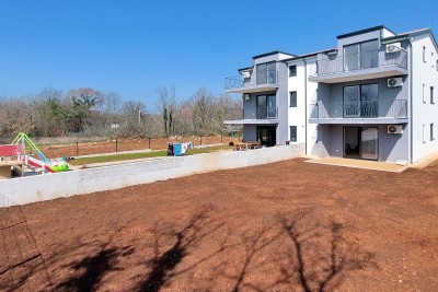 Nuovo appartamento di 68 m2 con giardino privato di 150 m2 nelle vicinanze di Poreč-Parenzo, 1