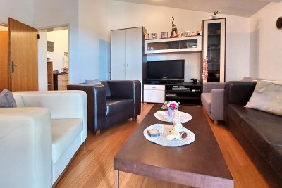 Poreč - iznajmljuje se stan površine 71 m2 s pogledom na more i zajedničkim bazenom 2