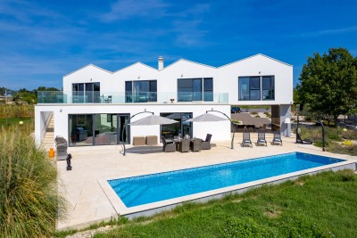 Istrien, Umgebung von Poreč, moderne Villa mit 437 m² Wohnfläche, Swimmingpool und großem Garten 2