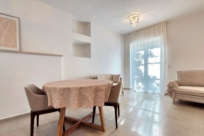 Poreč - okolica, kompletno renovirani stan od 52 m2 5