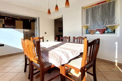 Furnished apartment of 116 m2 in the vicinity of Poreč, central heating, garden 74 m2, 2 parking spaces 5