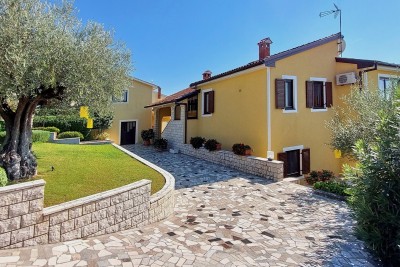Istra, Poreč, samostojeća kuća s 2 stana i velikom okućnicom u okolici Poreča 2