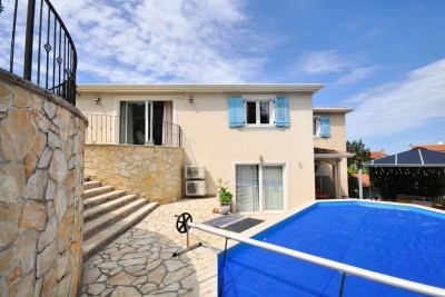 Poreč, samostojeća kuća od 180 m2 s bazenom, 2 stana 2