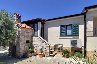 Istra, Poreč, samostojeća prizemnica površine 153 m2 s bazenom i garažom 3