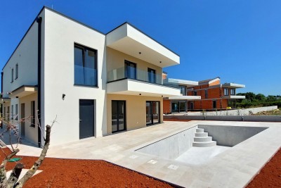 New semi-detached house with swimming pool in Poreč 2