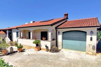 Istra, Poreč, samostojeća prizemnica površine 153 m2 s bazenom i garažom 1