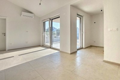 Poreč - okolica, novi stan od 68 m2, 3 spavaće, 2 parkinga 2