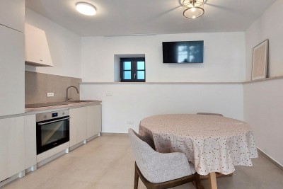 Poreč - okolica, kompletno renovirani stan od 52 m2 3