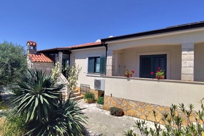 Istra, Poreč, samostojeća prizemnica površine 153 m2 s bazenom i garažom 4